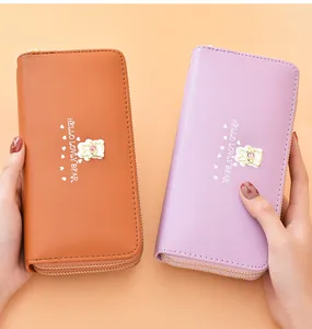 Primo piano di portafogli lunghi con doppia cerniera nei colori marrone e viola