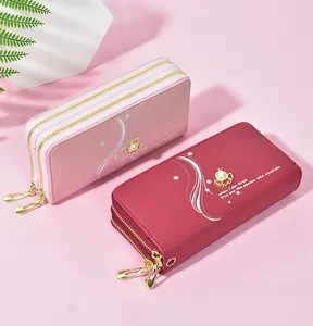 Zwei elegante lange Geldbörsen mit Doppelreißverschluss in Pink und Rot mit Perlenbiene
