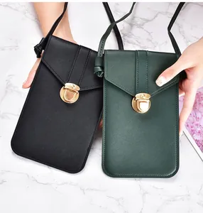 Détail des pochettes de téléphone en cuir texturé noir et vert avec fermoirs dorés