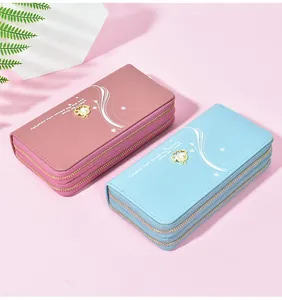 Detailansicht der doppellagigen langen Geldbörsen mit Perlenemblem in Rosa und Blau.
