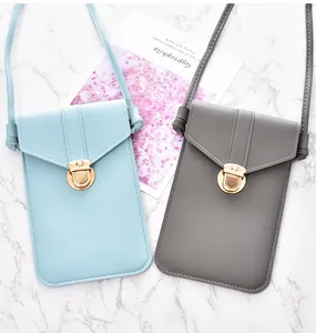 Détail de deux petits sacs à bandoulière pour téléphone en bleu et gris avec boucles