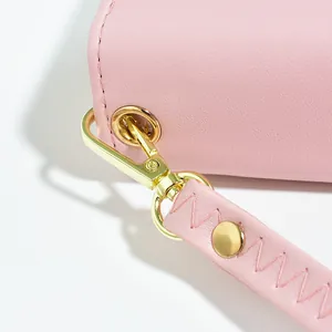 Detailansicht der rosa langen Damenbrieftasche mit goldfarbenem Metallverschluss