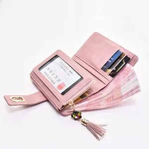 Elegante roze korte portemonnee voor dames met stijlvolle kwastjeshanger en pasjeshouder