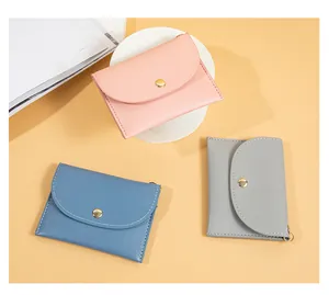 Vista dettagliata di portamonete minimalisti in ecopelle con bottoni a pressione in rosa, blu e grigio