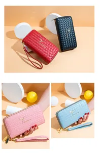 Vues détaillées des pochettes tressées multicolores dotées d'une double fermeture éclair