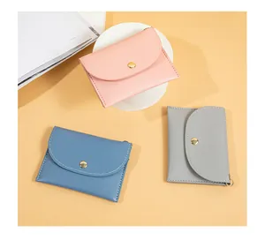 Collezione di portamonete minimalisti in ecopelle con bottoni a pressione in rosa blu e grigio