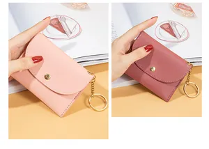Dettaglio di mini portamonete in ecopelle rosa con chiusura a bottone a pressione d'oro