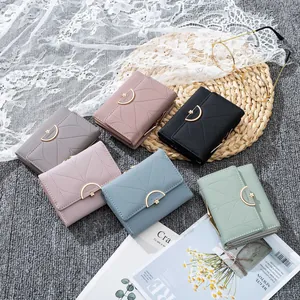 Variedad de dulces carteras cortas de tres pliegues para mujer con cierre floral y relieve