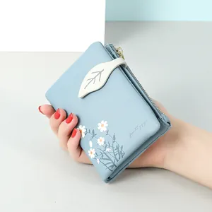 Women's Short PU Leather Wallet Daisy Print Bifold Purse With Multiple Card Slots Zipper Coin Pocket Fashion Card Holder