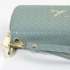 Portefeuille long pour femme avec texture tressée verte et logo hirondelle doré