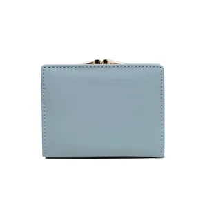 Vista frontal de una cartera corta azul claro para mujer con elegante cierre metálico