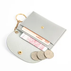Mini portamonete e porta carte minimalista in pelle grigia con anello portachiavi dorato