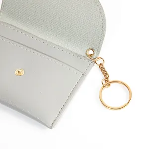 Mini porta carte e portamonete in ecopelle grigio chiaro con un anello portachiavi dorato