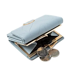 Vista detallada de la cartera trifold para mujer azul claro con cierre de metal dorado