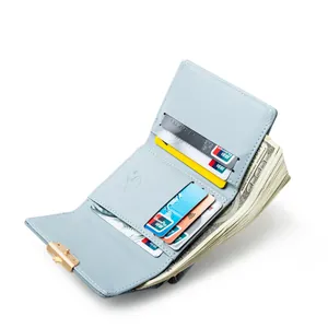 Detalle interior de la cartera triple azul claro con ranuras para tarjetas y capacidad