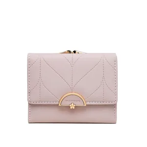 Detalle de cartera triple para mujer con costuras decorativas y hebilla dorada semicircular