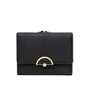 Vista detallada frontal de la cartera negra de mujer con elegante cierre dorado.