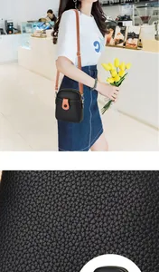Vue rapprochée de la texture du cuir grainé sur un mini sac bandoulière noir
