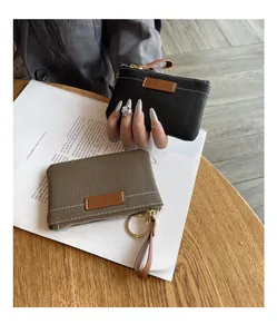 Vue détaillée de deux porte-monnaie minimalistes en similicuir avec porte-clés élégants