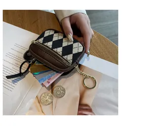 Detailansicht der Mini-Argyle-Geldbörse mit Aufbewahrung für Karten und Münzen