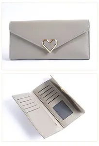 Dettagli del portafoglio lungo grigio con fibbia a cuore e scomparti per carte interni.