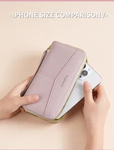 Portafoglio lungo in pelle lilla a grana litchi confrontato con uno smartphone per dimensioni.