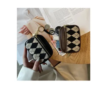 Detailansicht der modischen Argyle Mini-Geldbörse mit elegantem goldenem Reißverschluss
