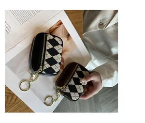 Detailansicht schicker Mini-Münzbörsen mit Rautenmuster, Goldreißverschluss und Schlüsselring