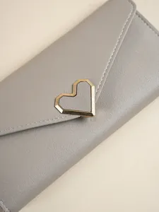 Elegante portafoglio lungo grigio da donna con chiusura a cuore in metallo dorato.