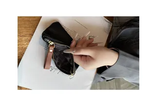 Détail de l'intérieur montrant les fentes pour cartes d'un porte-monnaie en cuir