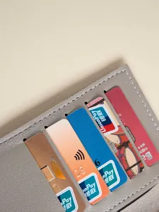 Elegante portafoglio lungo grigio da donna con scomparti per carte e cuciture raffinate