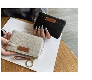 Petit porte-monnaie en cuir ultra-mince avec fermeture éclair et porte-clés noir et beige