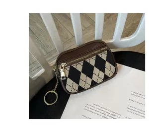 Makroansicht der stilvollen Mini-Münztasche mit Rautenmuster, Goldreißverschluss und Keyring