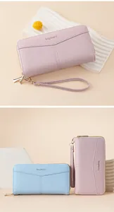 Dettaglio dell'elegante portafoglio lungo da donna con doppia zip e trama a grana di litchi