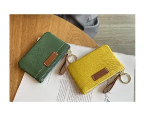 Vue détaillée de porte-monnaie en cuir grainé avec coutures contrastées et zip doré