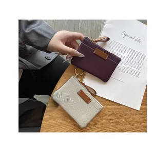 Vue détaillée du mini porte-monnaie ultra-plat en cuir grainé de qualité supérieure