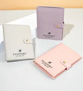 Minimalistische paspoorthouders in beige, paars en roze met drukknoopsluiting