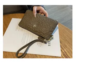Pochette en cuir marron de haute qualité avec motif floral gaufré et dragonne
