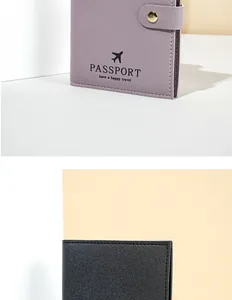 Close-up van een minimalistische paspoorthoes van getextureerd kunstleer met knop.