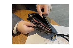 Gros plan de l'intérieur d'un portefeuille en cuir noir avec fentes pour cartes