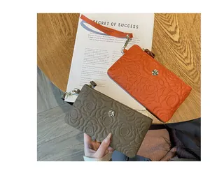 Élégants portefeuilles longs en cuir de vachette gaufré avec motif floral et dragonne
