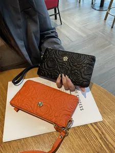 Pochette élégante en cuir véritable avec motif floral gaufré et accent floral doré