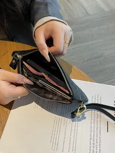 Pochette en cuir véritable noir gaufré avec intérieur grande capacité et fermeture éclair