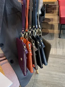 Pochettes de poignet en cuir véritable gaufré avec de jolies fermetures dorées