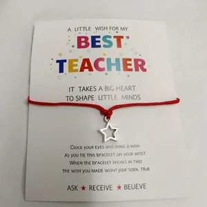 Detalle de la pulsera para profesora con colgante de estrella de plata y tarjeta regalo