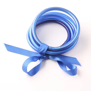 Set di cinque braccialetti flessibili blu metallizzato stile jonc bouddhiste con nastro