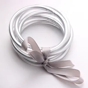 Elegante set di bracciali in silicone glitterato argento con un nastro di raso grigio