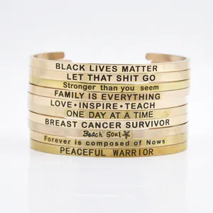 Set aus verschiedenen inspirierenden, gravierten Edelstahl-Armreifen in Gold und Roségold