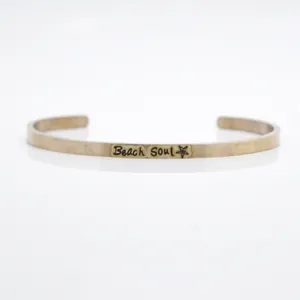 Detaillierte Nahaufnahme des 4 mm roségoldenen Edelstahl-Armreifens mit Beach Soul Gravur