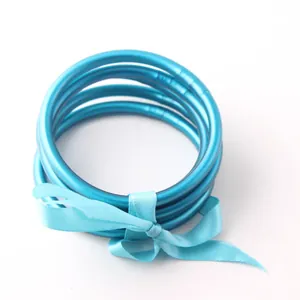 Set di bracciali jonc bouddhiste in silicone blu con fiocco in nastro coordinato